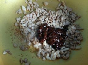 肉变色后，倒入4勺豆瓣酱。