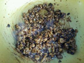 把豆瓣酱和肉丁翻炒均匀，小火翻炒3分钟，酱有点微微变黏稠即可。