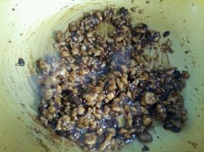 把豆瓣酱和肉丁翻炒均匀，小火翻炒3分钟，酱有点微微变黏稠即可。