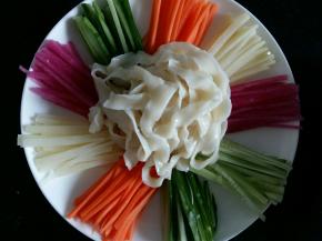 把蔬菜分别摆在盘子边缘，中间放上面条。
