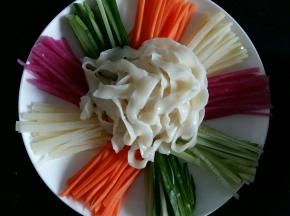 把蔬菜分别摆在盘子边缘，中间放上面条。