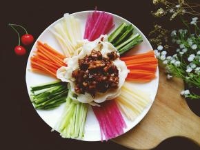 把酱放在面条上面。