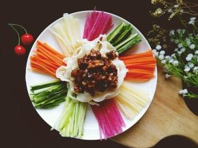 把酱放在面条上面。