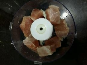 瘦肉切块放入绞肉机中。