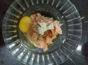 绞好的肉泥中放入生粉，料酒，盐，酱油，黑胡椒粉，香油，打入一个鸡蛋，顺时针搅拌均匀。