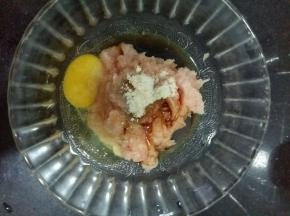 绞好的肉泥中放入生粉，料酒，盐，酱油，黑胡椒粉，香油，打入一个鸡蛋，顺时针搅拌均匀。