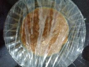 搅拌好的肉盖上保鲜膜腌制1小时。我是提前一晚弄好的肉，放在冰箱里，留到第二天用。