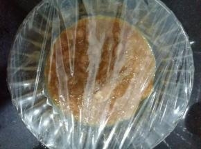 搅拌好的肉盖上保鲜膜腌制1小时。我是提前一晚弄好的肉，放在冰箱里，留到第二天用。