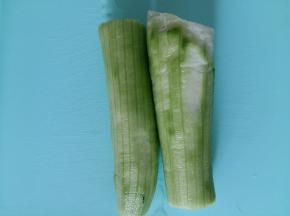 丝瓜半根，去皮。第二天就我和闺女吃饭，饭量小，所以就用了半根。