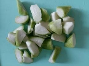 丝瓜切成滚刀块。