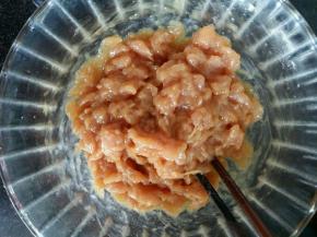 第二天把肉泥拿出来搅拌一下。