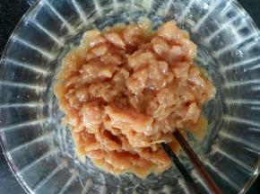 第二天把肉泥拿出来搅拌一下。