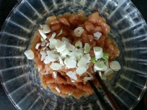 放入葱花搅拌均匀。葱可以去腥提香。