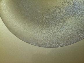 三碗水倒入锅中，烧开。人多的话可以多放水。