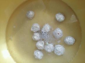 挤好的丸子中火煮5分钟，肉馅没有用完，因为吃不了。