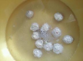 挤好的丸子中火煮5分钟，肉馅没有用完，因为吃不了。