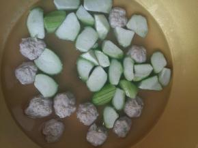 丸子熟后放入丝瓜。