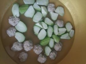 丸子熟后放入丝瓜。