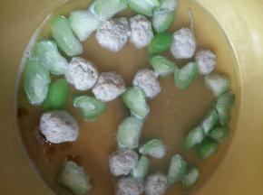 煮至丝瓜变透明即可关火。关火后放入1克鸡粉，一勺香油，适量盐，2滴生抽，搅拌均匀出锅。