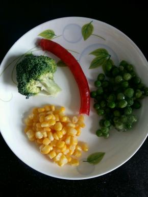 准备食材:豌豆，玉米，西兰花，小腊肠。