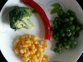 准备食材:豌豆，玉米，西兰花，小腊肠。