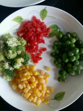 小腊肠切小块。西兰花掰小块焯水。