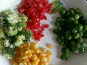 小腊肠切小块。西兰花掰小块焯水。