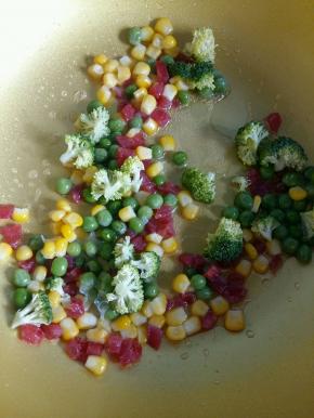 热锅凉油，倒入所有的食材小火翻炒1分钟。