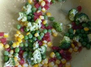 热锅凉油，倒入所有的食材小火翻炒1分钟。