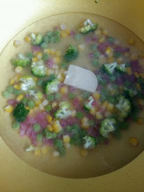 水开后放入1块奶炖小方。（因为食材用的量比较小，所以奶炖小方也只用了1块。）