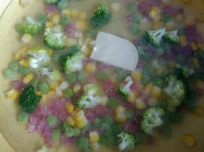 水开后放入1块奶炖小方。（因为食材用的量比较小，所以奶炖小方也只用了1块。）