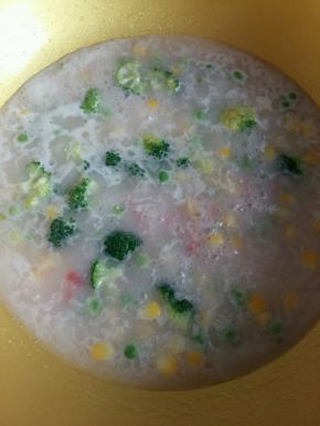 水开后加入少许盐，炖8分钟即可。