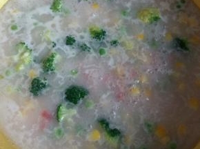 水开后加入少许盐，炖8分钟即可。