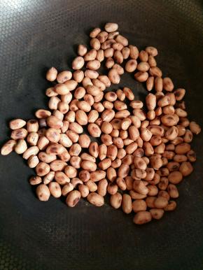 花生我是自己炒的，自家种的花生。提前炒熟，炒的时候要特别小的火，不断翻炒。炒熟后放凉，然后搓皮，装在食品袋里用擀面杖压碎即可。（花生碎的量可以自由调节，喜欢吃的就多放。）