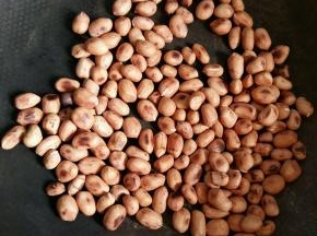 花生我是自己炒的，自家种的花生。提前炒熟，炒的时候要特别小的火，不断翻炒。炒熟后放凉，然后搓皮，装在食品袋里用擀面杖压碎即可。（花生碎的量可以自由调节，喜欢吃的就多放。）