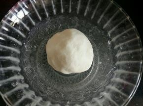 糯米粉中不断加入温水，揉成面团。