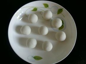 糯米团分成大小均匀的几份，搓成圆圆的丸子。