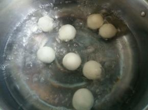 糯米圆子开水下锅，中火煮至浮起来即可。