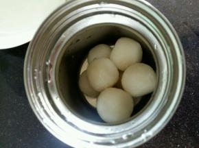 煮好的糯米团放在膳魔师焖烧罐中。