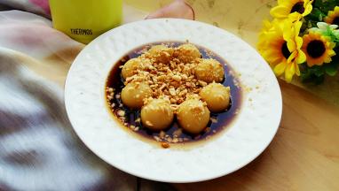 装盘，把糖浆一起倒入。上面撒一些熟花生碎即可。放凉后吃。