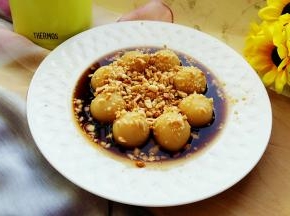 装盘，把糖浆一起倒入。上面撒一些熟花生碎即可。放凉后吃。