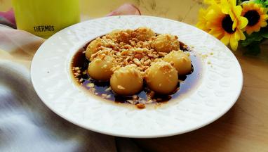 好好吃哦。其实最后一步用焖烧罐焖是入味的关键。焖烧罐可以保持高温，在高温的状态下糖汁很容易浸入丸子中。（如果没有焖烧罐，可以把丸子放入糖浆中小火煮10分钟左右。）