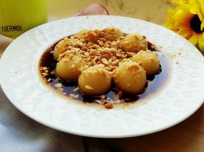 好好吃哦。其实最后一步用焖烧罐焖是入味的关键。焖烧罐可以保持高温，在高温的状态下糖汁很容易浸入丸子中。（如果没有焖烧罐，可以把丸子放入糖浆中小火煮10分钟左右。）