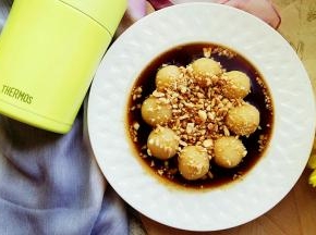 成品图。用叉子插起一个丸子，咬一口，红糖的甜，花生碎的香脆，糯米的软糯，尽在口中。一边吃一边蘸着糖浆，一口一个满足。