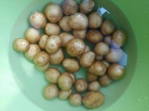 小土豆用盐水浸泡后洗净。我太懒没有去皮，如果要去皮，可以放入开水中煮一下，放凉后就可以轻松去皮。