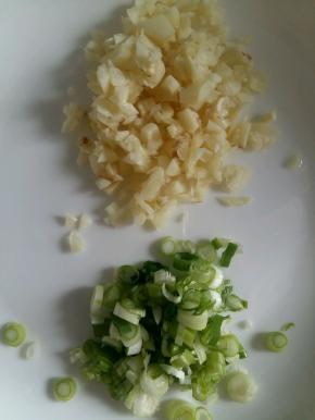 准备好葱花和蒜末。