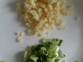 准备好葱花和蒜末。