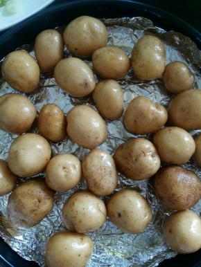 烤土豆我用的是披萨盘，底下铺一层锡纸。放上一层土豆，刷一层油。