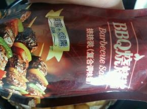 我用的烧烤酱是蜂蜜➕烟熏口味的，有点甜甜的，很好吃。