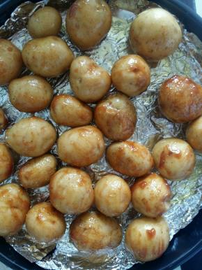 第一层土豆刷一层油后再刷一层烧烤酱。然后撒少许盐。